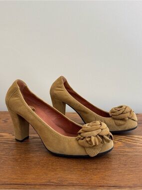 Ras Flower Suede Block Heel Pumps